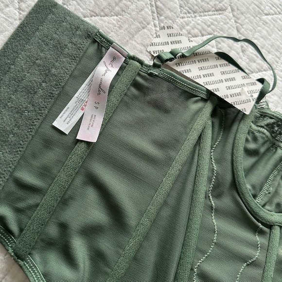 Out from under corset - Picture 4 of 8